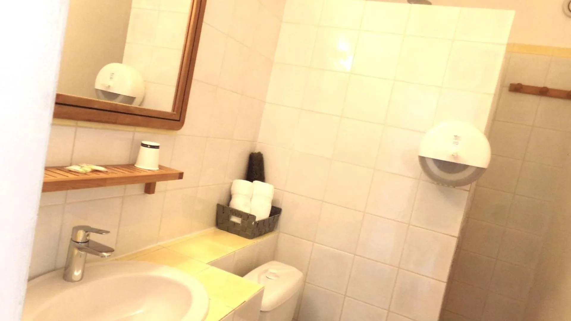 **  Hotel Du Lac Chateau-Arnoux-Saint-Auban France
